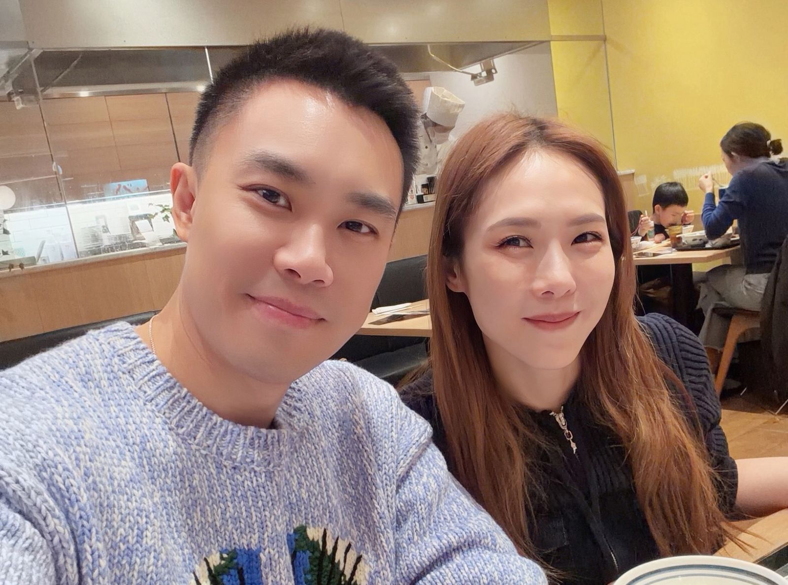 吳申梅「夫唱婦隨」形影不離　陪富商老公飛東京趁空血拚治裝