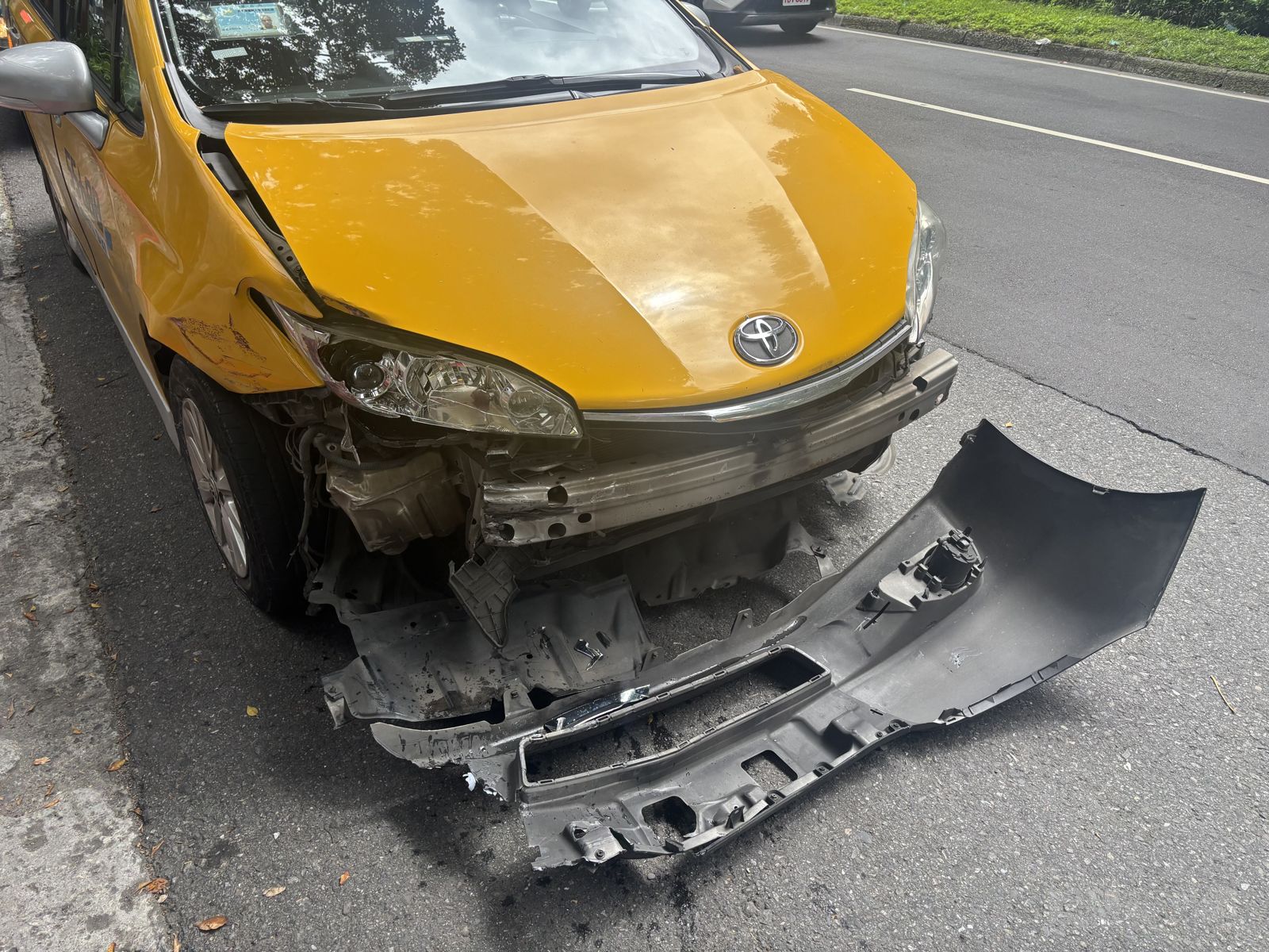 信義路小黃撞公車。翻攝畫面