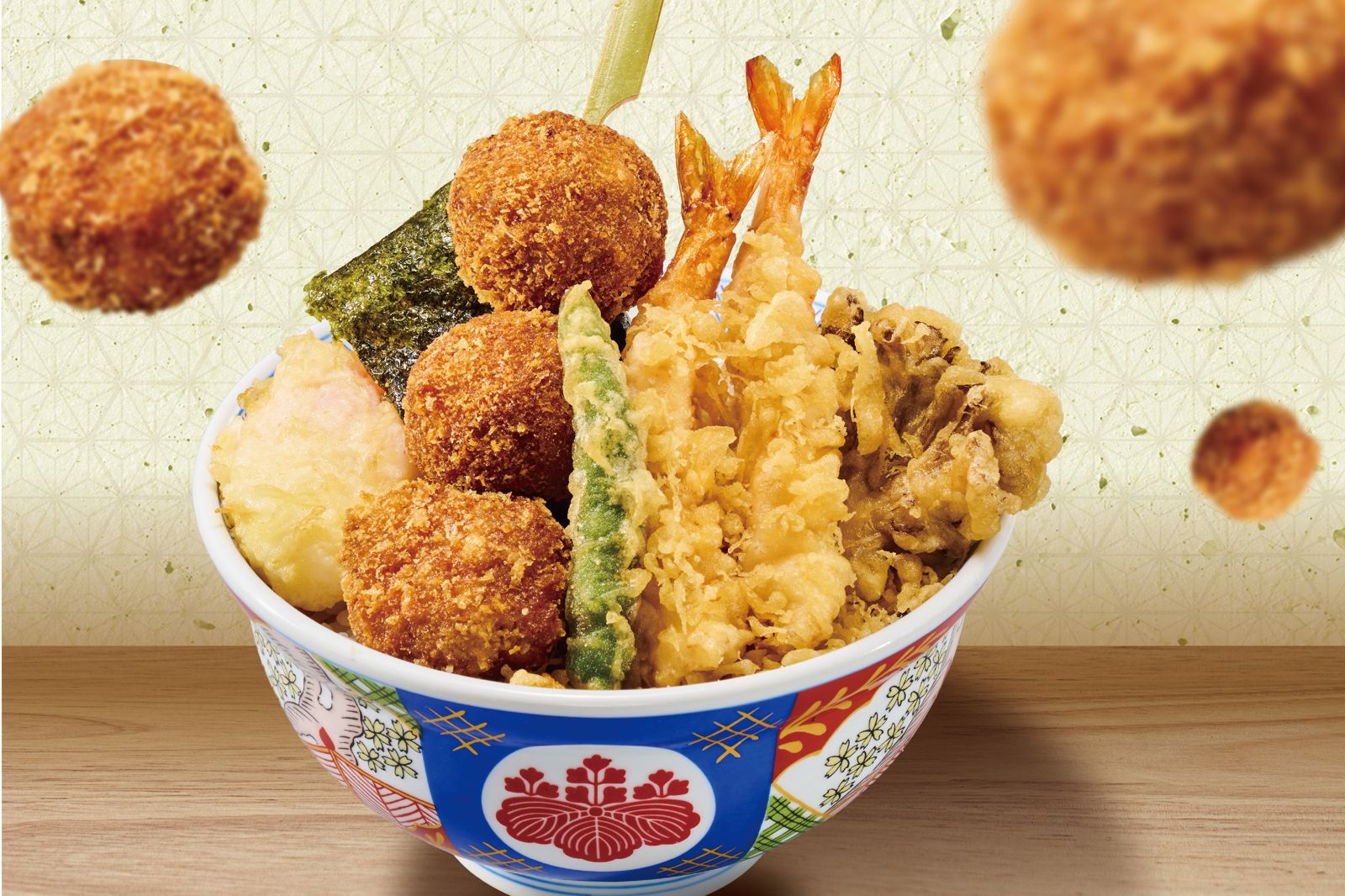 「金子半之助 」新推出「和牛漢堡肉天丼」，用海陸食材堆疊出豐盛感。（399元／份）