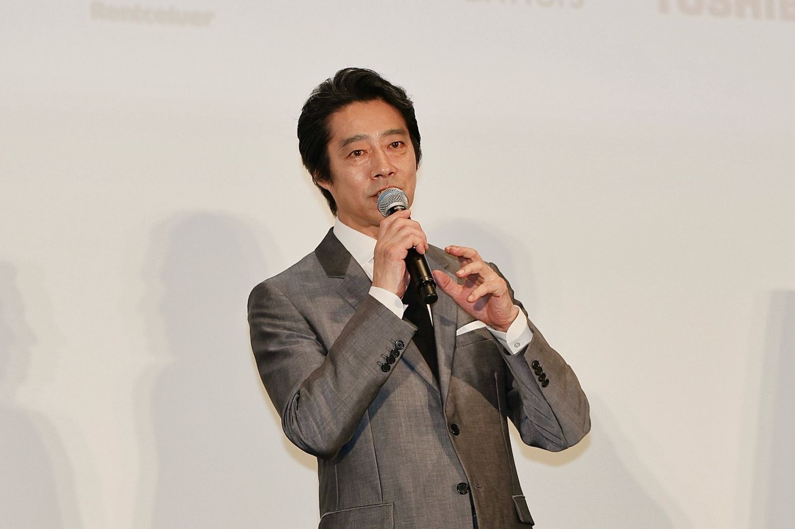首度海外拍片！日本影帝堤真一來台被黑板菜單嚇傻　狂聊美食遭名導吐槽：講電影啦
