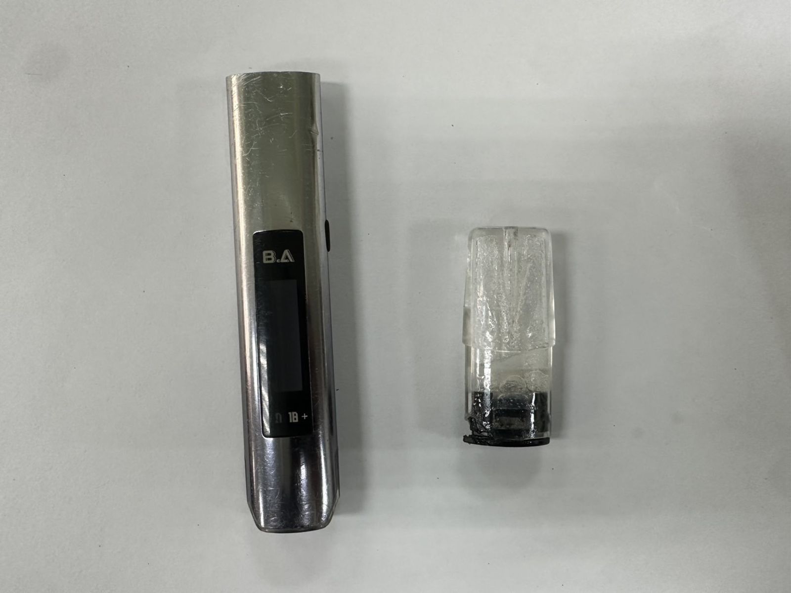 警方獲報到場發現駕駛神情恍惚,於是展開附帶搜索在他車上搜出喪屍煙彈。翻攝畫面