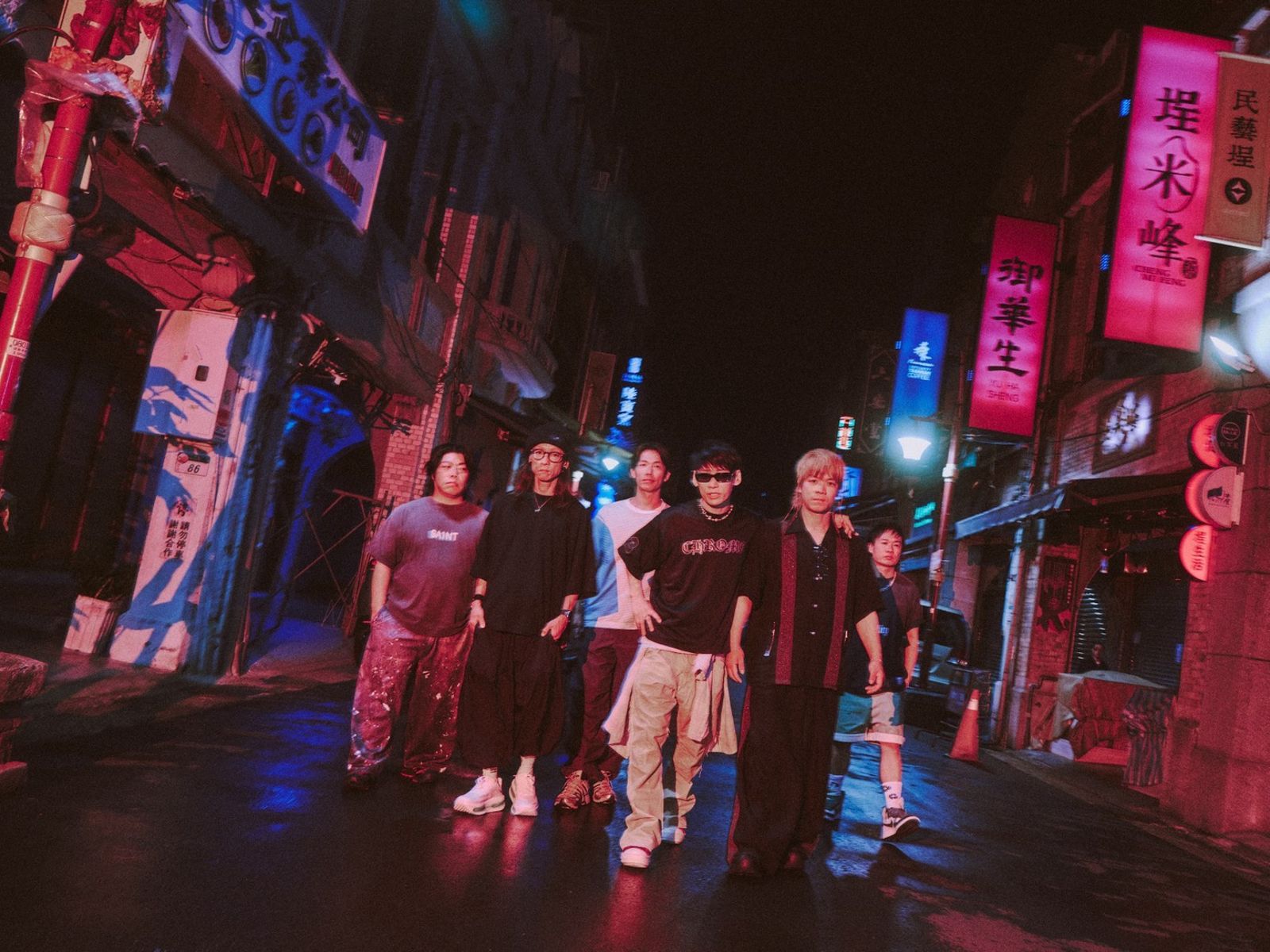 UVERworld寵台粉無極限!夜闖台北街頭拍大片 11/21再來台主唱喊:一起狂歡
