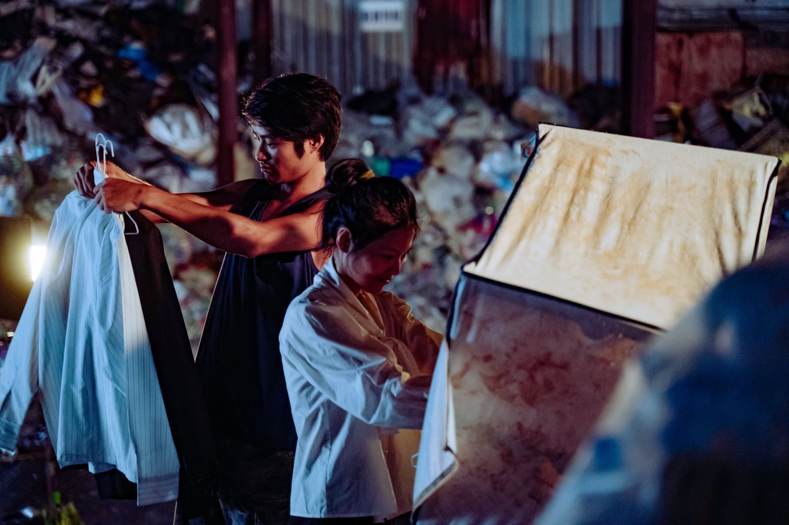 柯泯薰與滿山垃圾、蟑螂老鼠演戲竟稱浪漫　導演：病得不輕