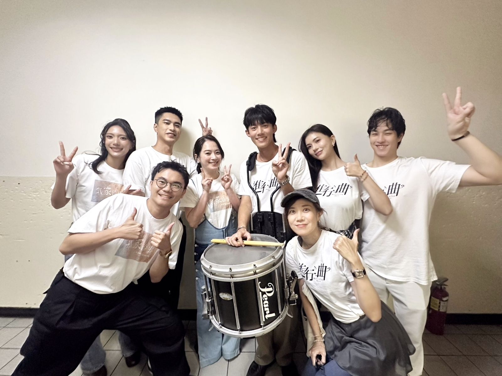 左起《我家的事》黃珮琪、導演潘客印、曾敬驊、高伊玲與《進行曲》余杰恩、監製陳慧如、賴宥成映後巧遇劇組互挺。華映娛樂提供