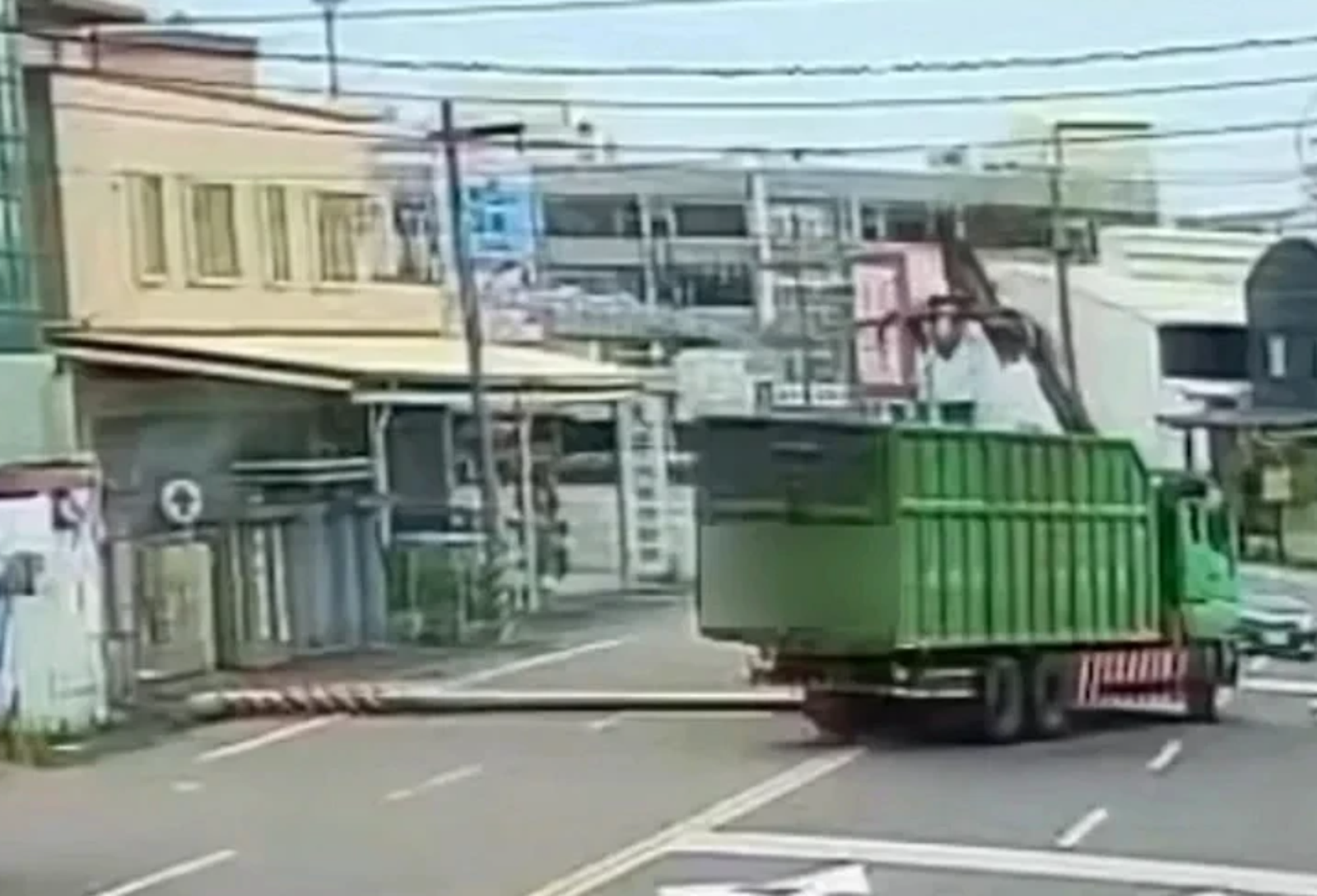 吊桿未收扯斷電桿 台南大貨車永安路釀停電 現場爆火光竄濃煙