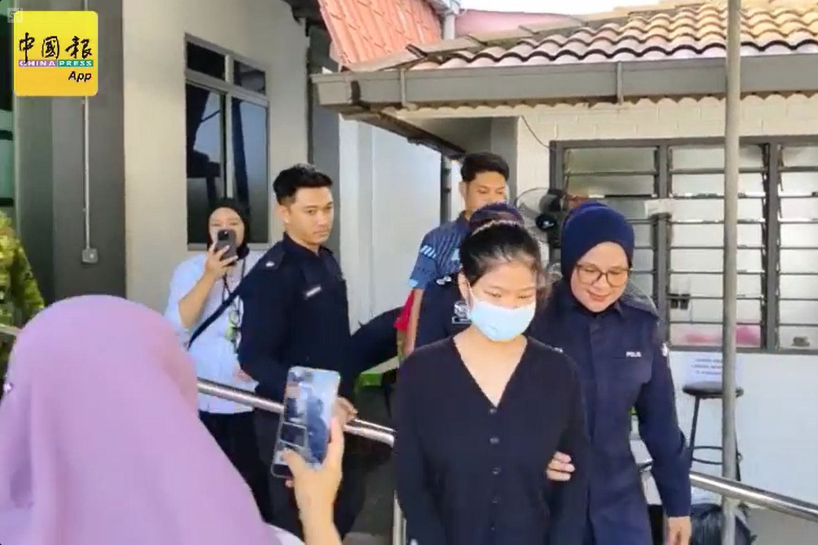 狠心!馬桶發現女嬰屍體「身上多處刀傷」慘死 19歲小媽媽被控謀殺