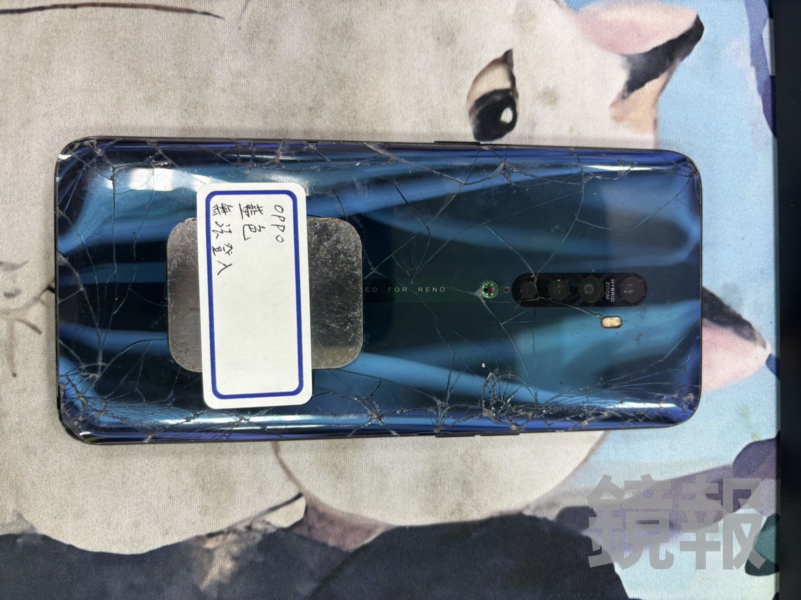 周男8月中連續兩天竊走2部手機。翻攝畫面