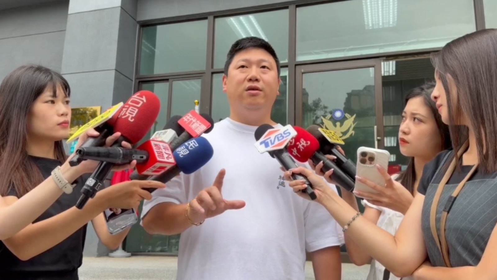 握有一槍斃命證據!網紅踢爆幼兒園虐童 赴警局做筆錄怒批校方「死賴活賴」