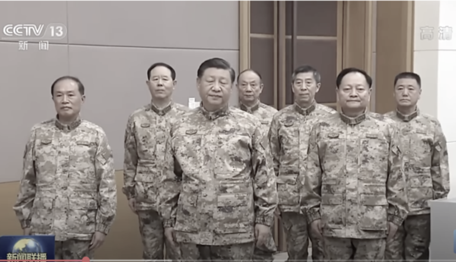 2022年11月8日,習近平與新軍委成員,身穿迷彩服,視察中央軍委聯合作戰指揮中心。從左至右:何衛東、劉振立、習近平、張升民、李尚福、張又俠、苗華。除了張升民以外,其他軍委均已悉數落馬。(網路截圖)