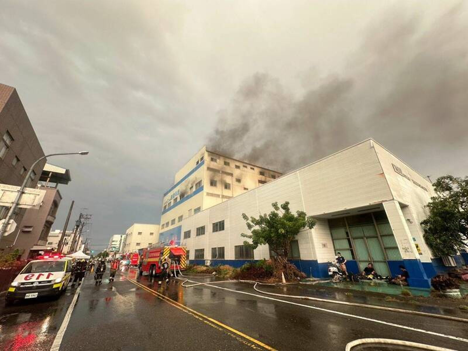 台南科技廠大火　火場堆積大量硝酸、氰化物消防人員急撤