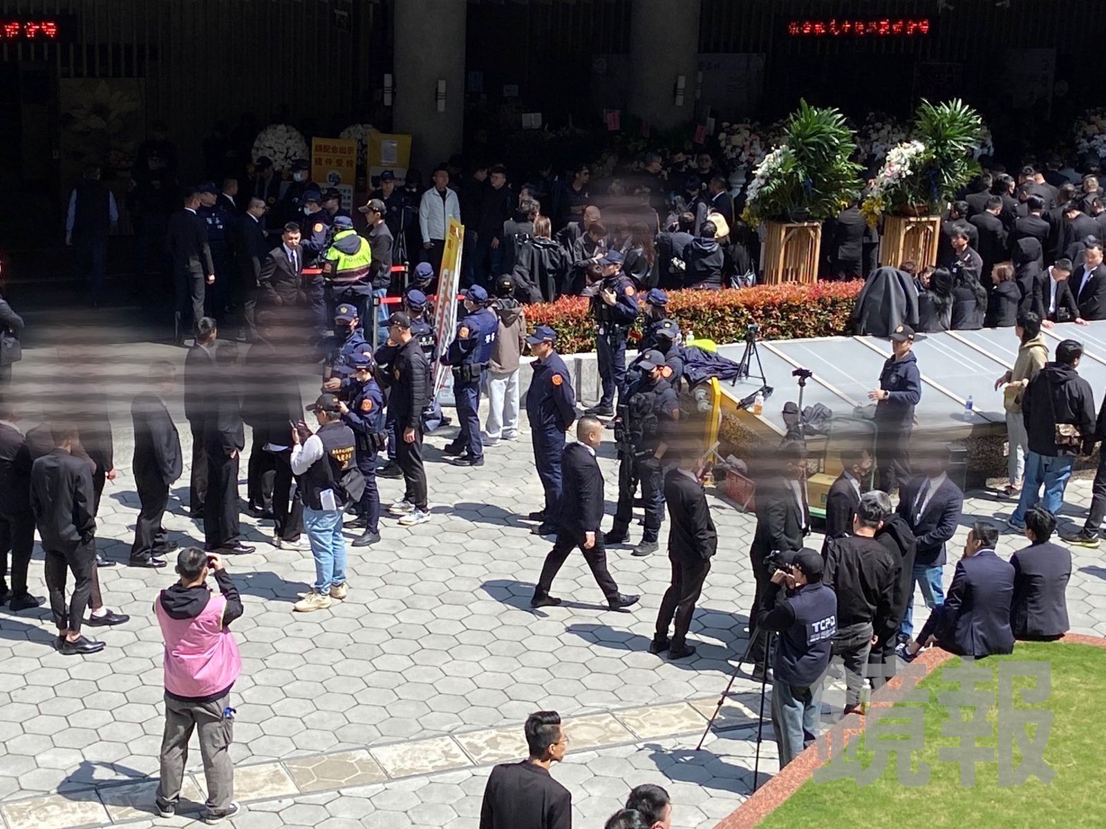 現場畫面曝！《角頭》監製父喪「黑幫雲集」　警盤查300黑衣人逮2通緝犯