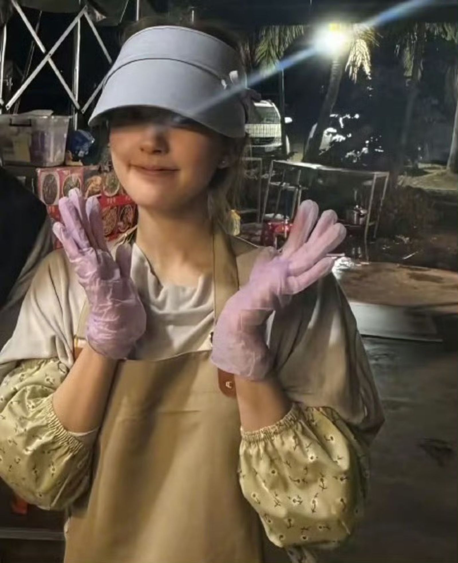 趙露思被認出後,親切與民眾合照。翻攝微博