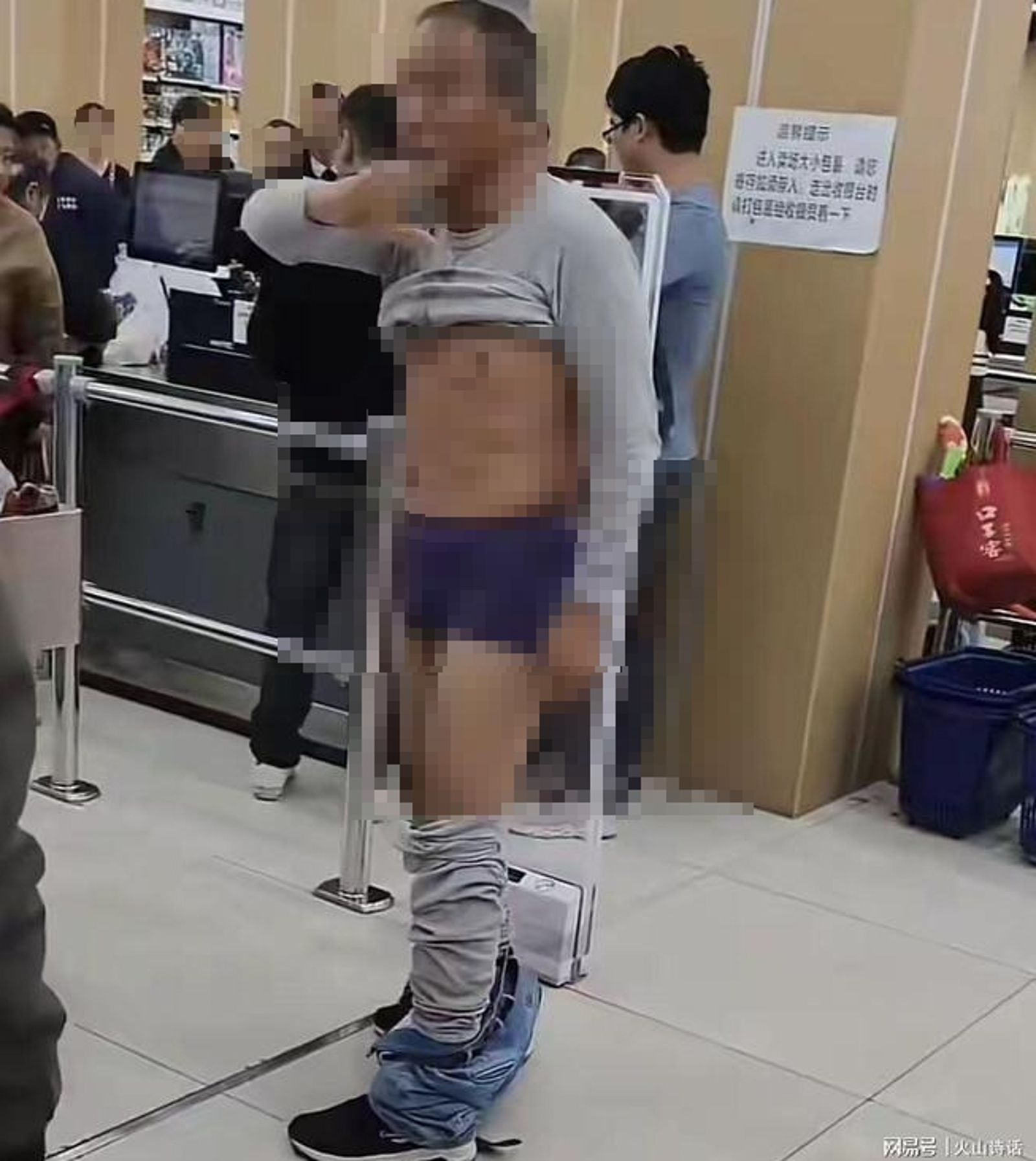 老人為了自證清白，在超市當眾脫衣。圖／翻攝自微博