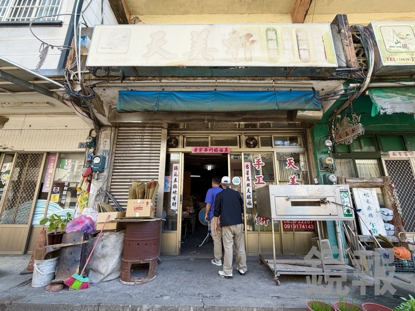 「天美軒食品行」招牌已經褪色，若不是在地人推薦，很容易錯過。