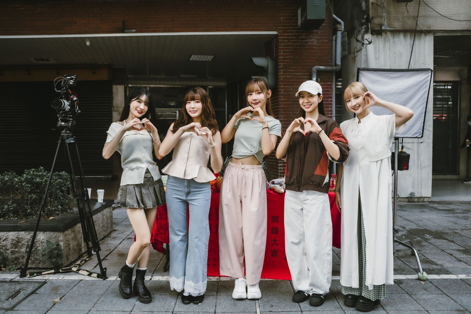 岱縈(左起)、瑟七、小映、侯芳、張愛出席《應援帝國,璀璨之星》開鏡。原來娛樂提供