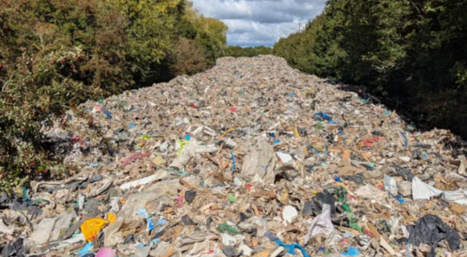 英國農村驚見150公尺長垃圾山！　清理費用恐耗盡「一整年預算」
