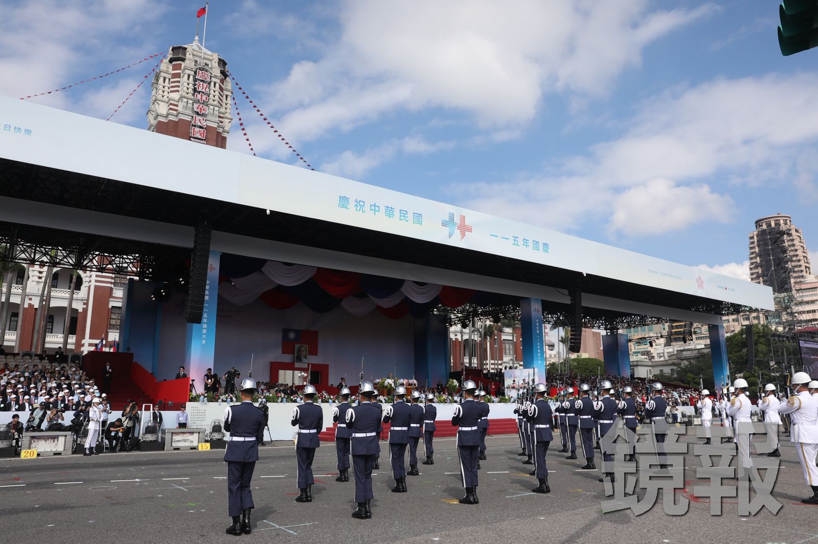 國防部聯合樂隊暨三軍儀隊、莊敬高職等單位編組的演出團隊依序登場。林煒凱攝影
