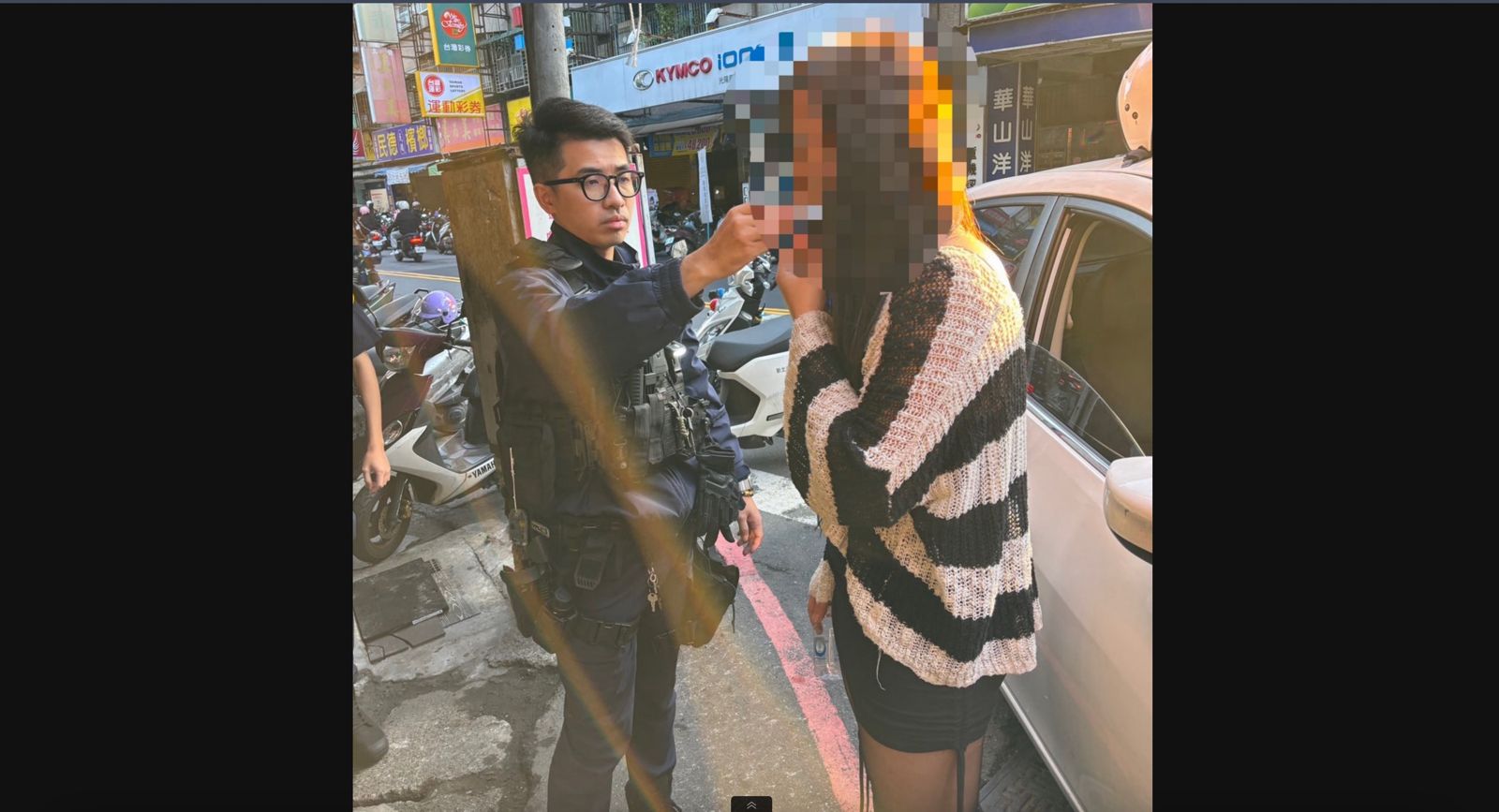 害慘「黑絲短裙辣妹」毒駕露餡　全因副駕豬隊友手上「這一根」
