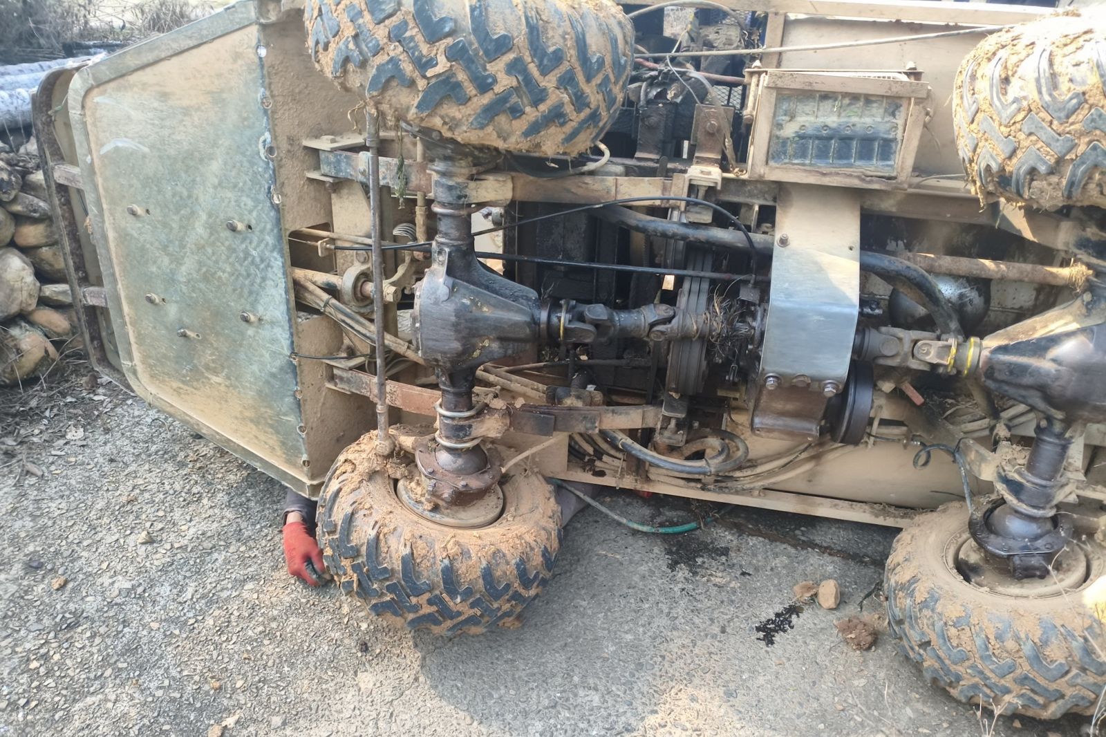 外籍男移工的頭部與腰部遭農用噴藥車壓住。民眾提供