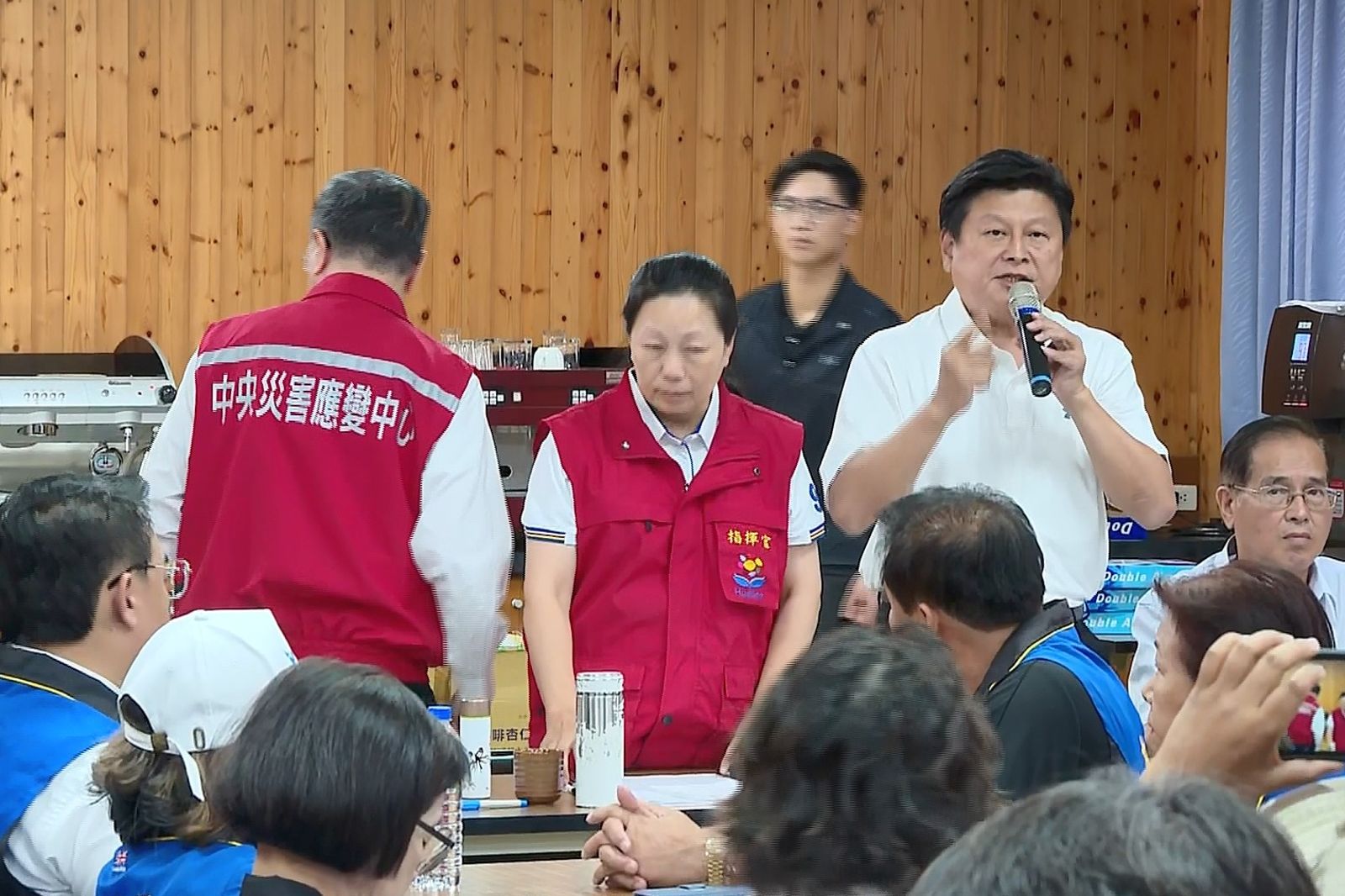 卓榮泰不滿傅崐萁未就災情後續處理進行討論，憤而離席。（圖／鏡新聞提供）