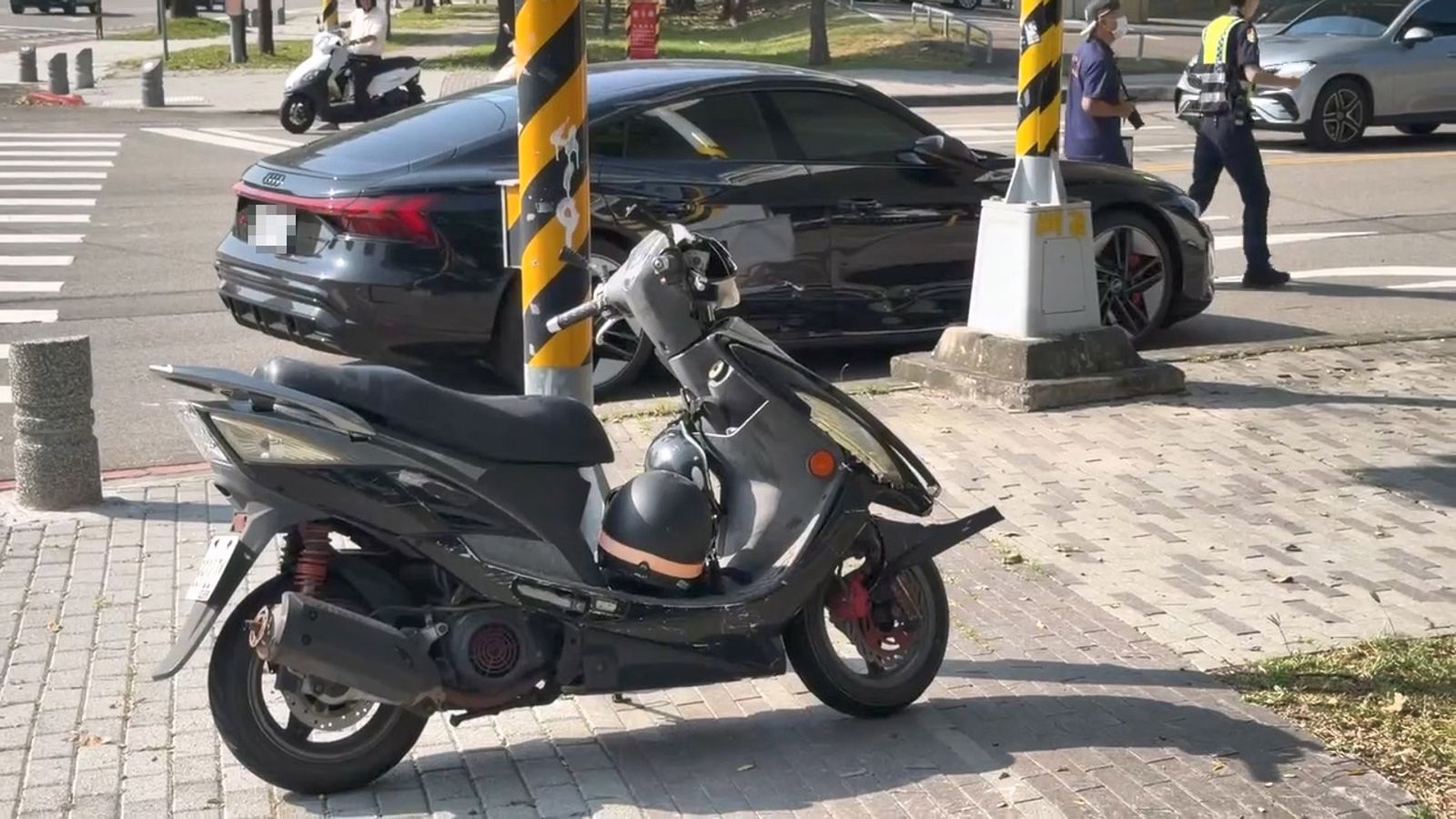 消防分隊長黃男騎乘機車，與對向左轉奧迪轎車發生碰撞。圖／民眾提供