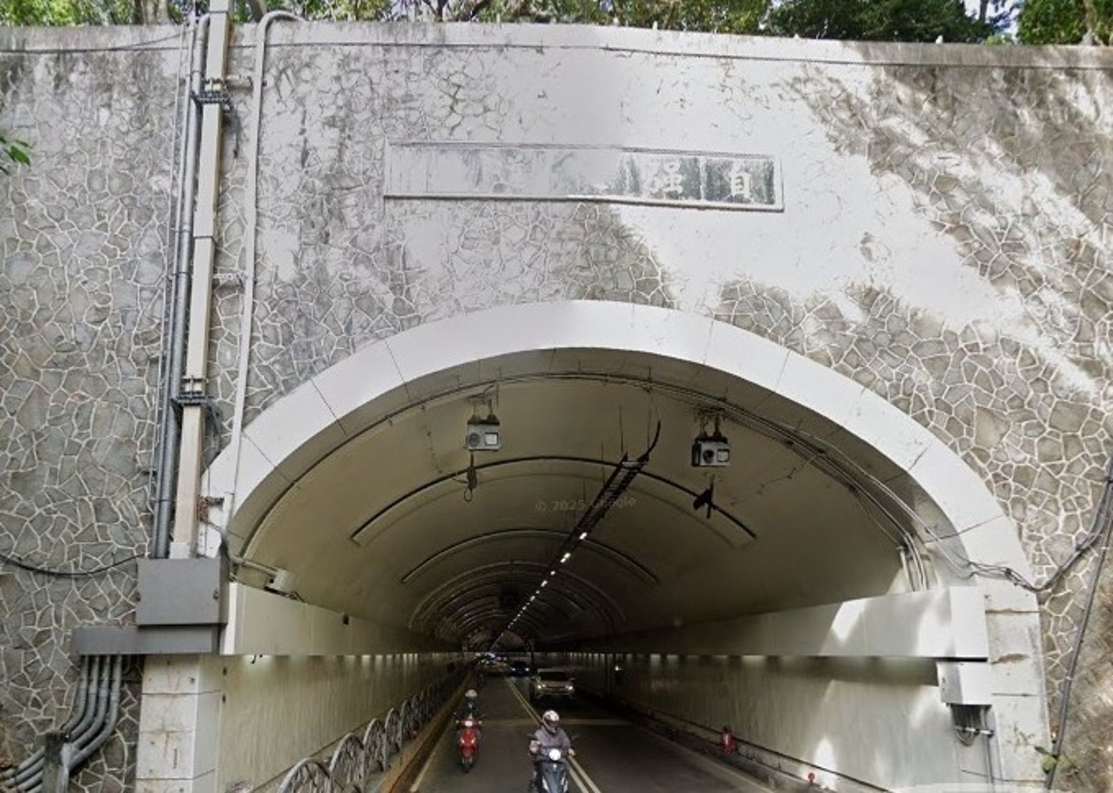 五月天粉絲朝聖「自強隧道」遭青鳥公審！他狠酸：大獵巫時代來了