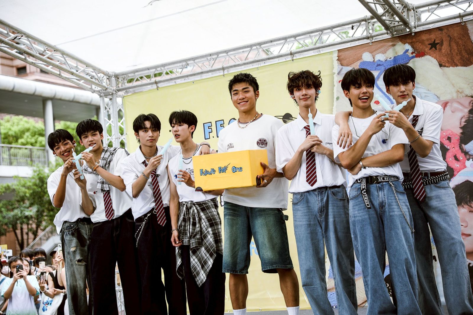 男團F.F.O今6日在信義區舉辦簽唱會。鄒保祥攝