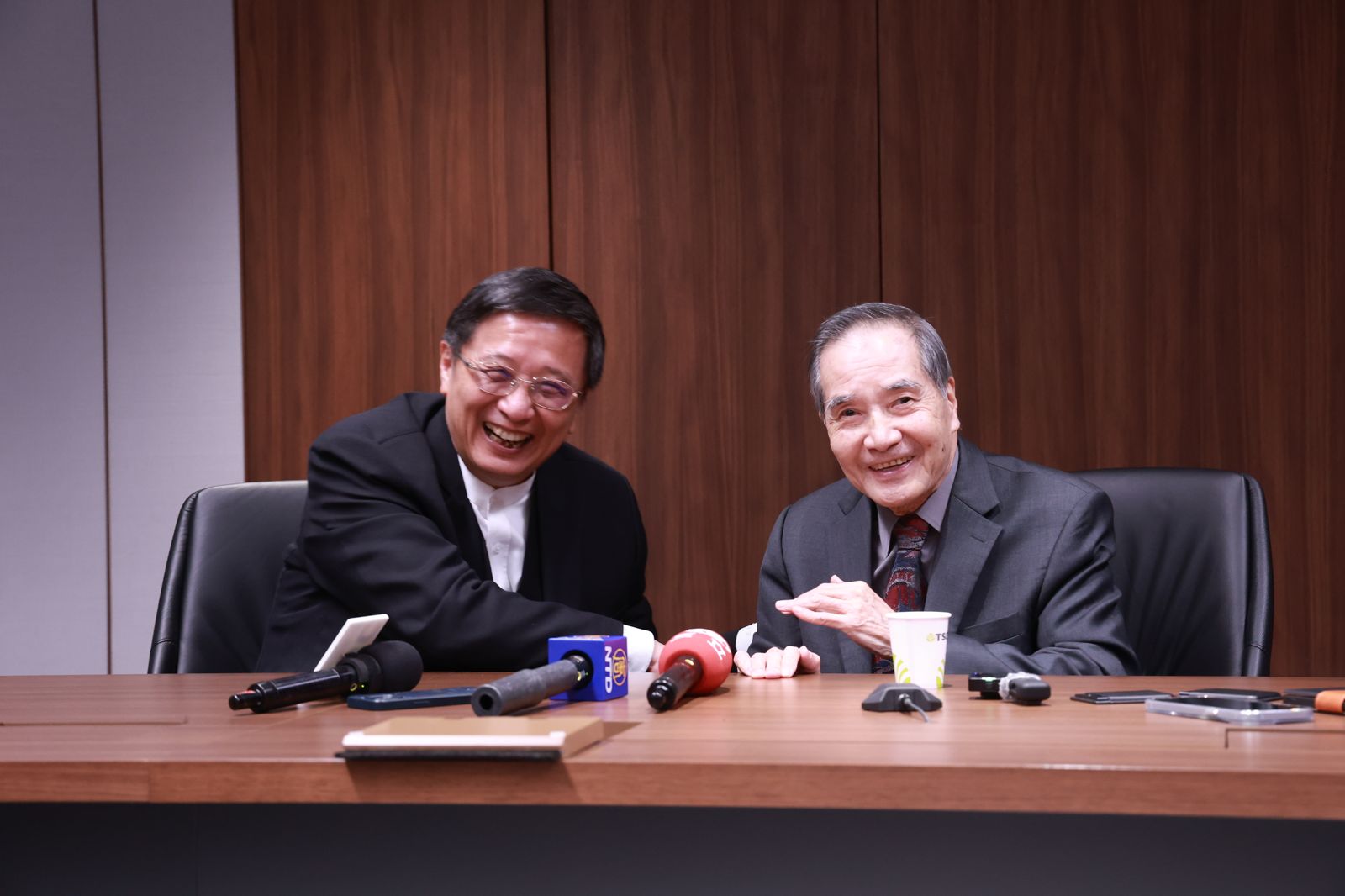 崇越捐三座半導體模型予清大半導體學院　攜手培育下一代半導體人才