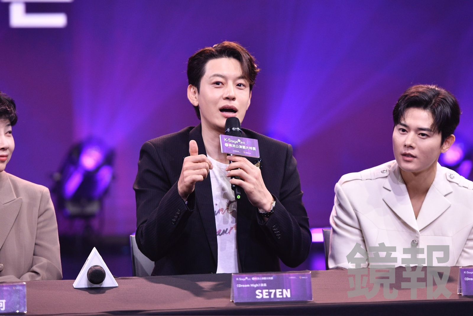 SE7EN好愛台灣火鍋，豎起大拇指。李智為攝