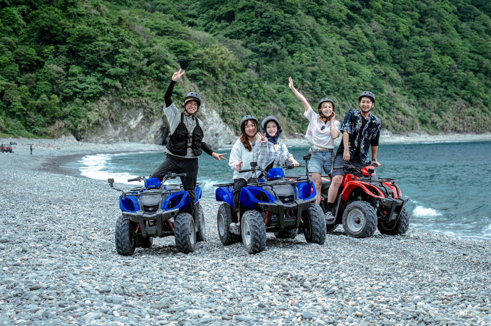 韓啦啦隊女神放飛自我！李雅英挑戰越野車險暴衝　10分鐘完成搭帳篷