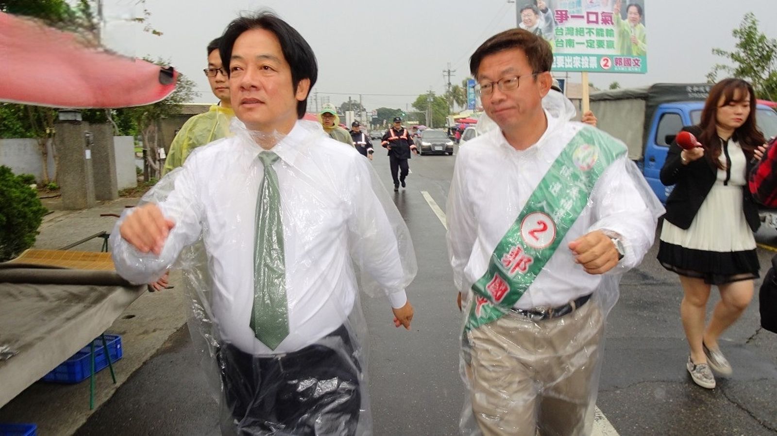 賴清德時任台南市長，穿著輕便雨衣全力輔選郭國文參選立委補選勝出。資料照片