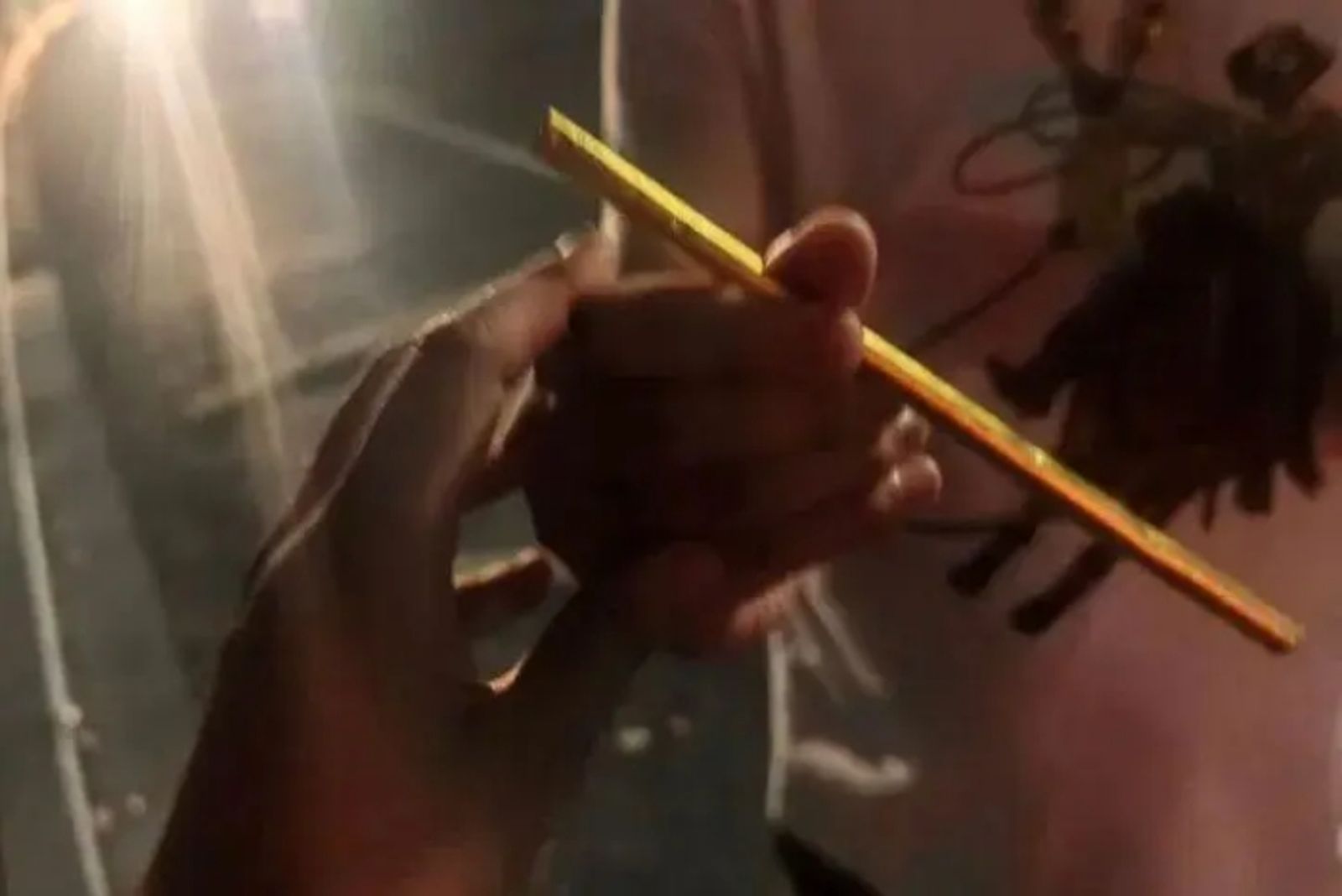 太愛喝奶茶！男子花43萬打造黃金吸管　隨手放口袋騎車「啪，沒了」