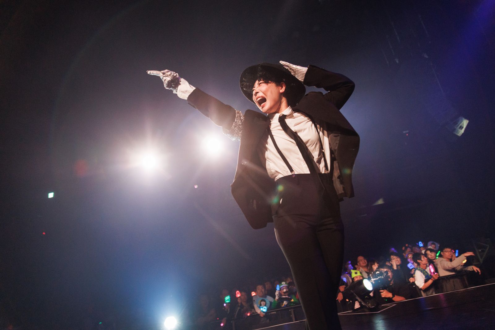 avantgardey穿上經典西裝與麥可傑克森致敬。B'in Live Entertainment提供