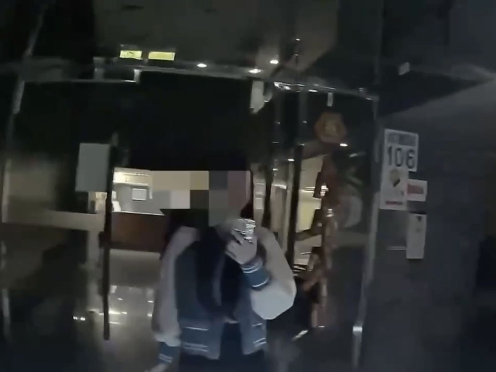 醉女拒付320元車資嗆「為何要付」 萬華社區門口狠踹警下場慘