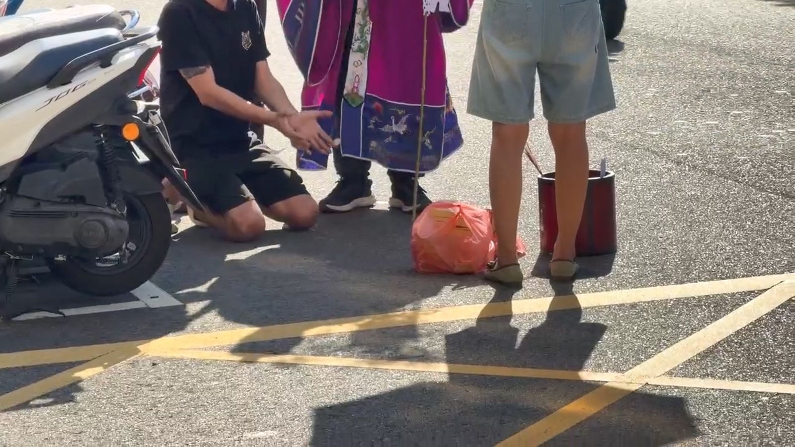 死者家屬擲筊22次才圓滿完成招魂。圖/民眾提供