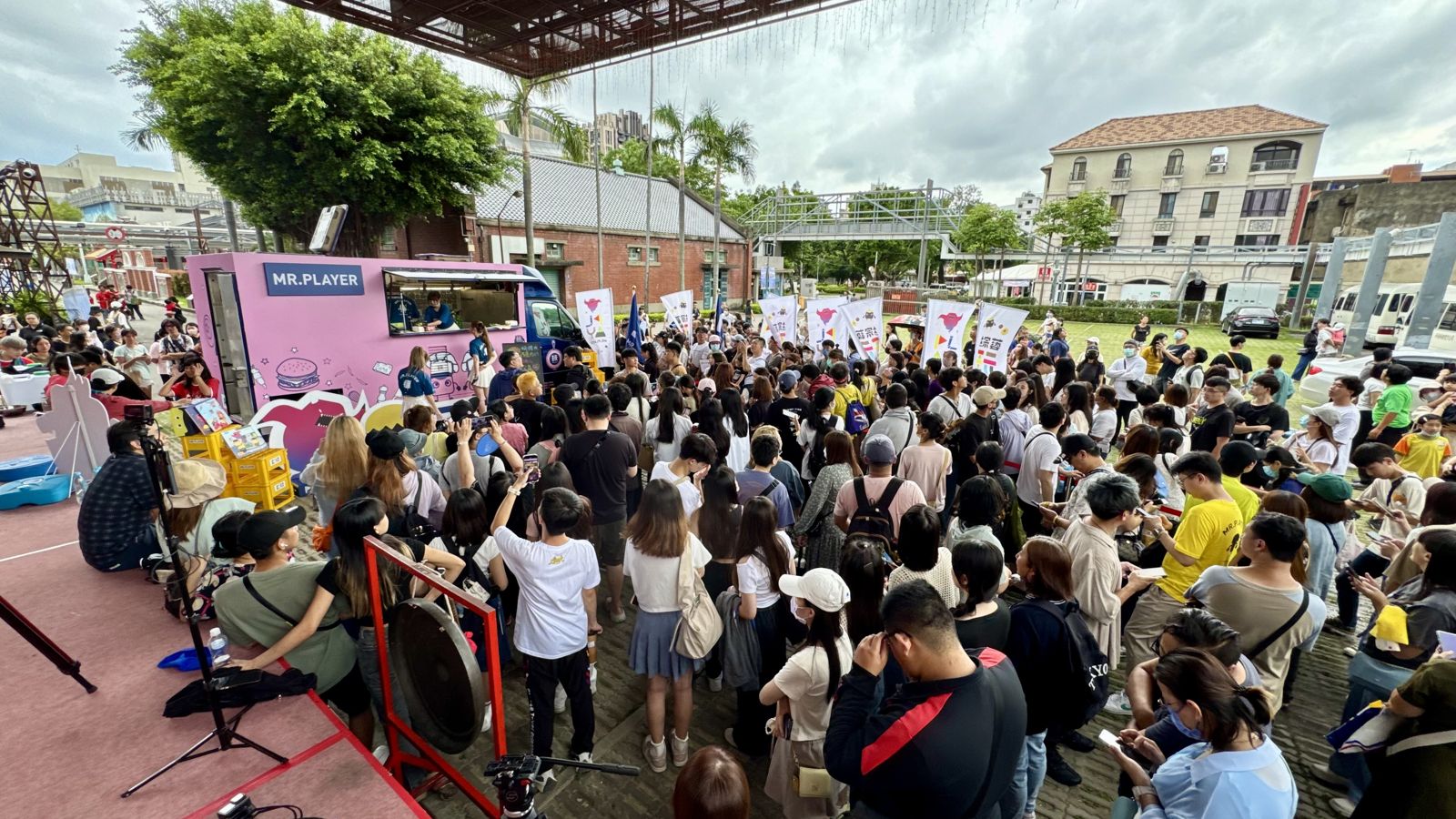 11週年特別企劃《玩很大》推出「環島餐車」人潮塞爆活動現場。好看娛樂提供