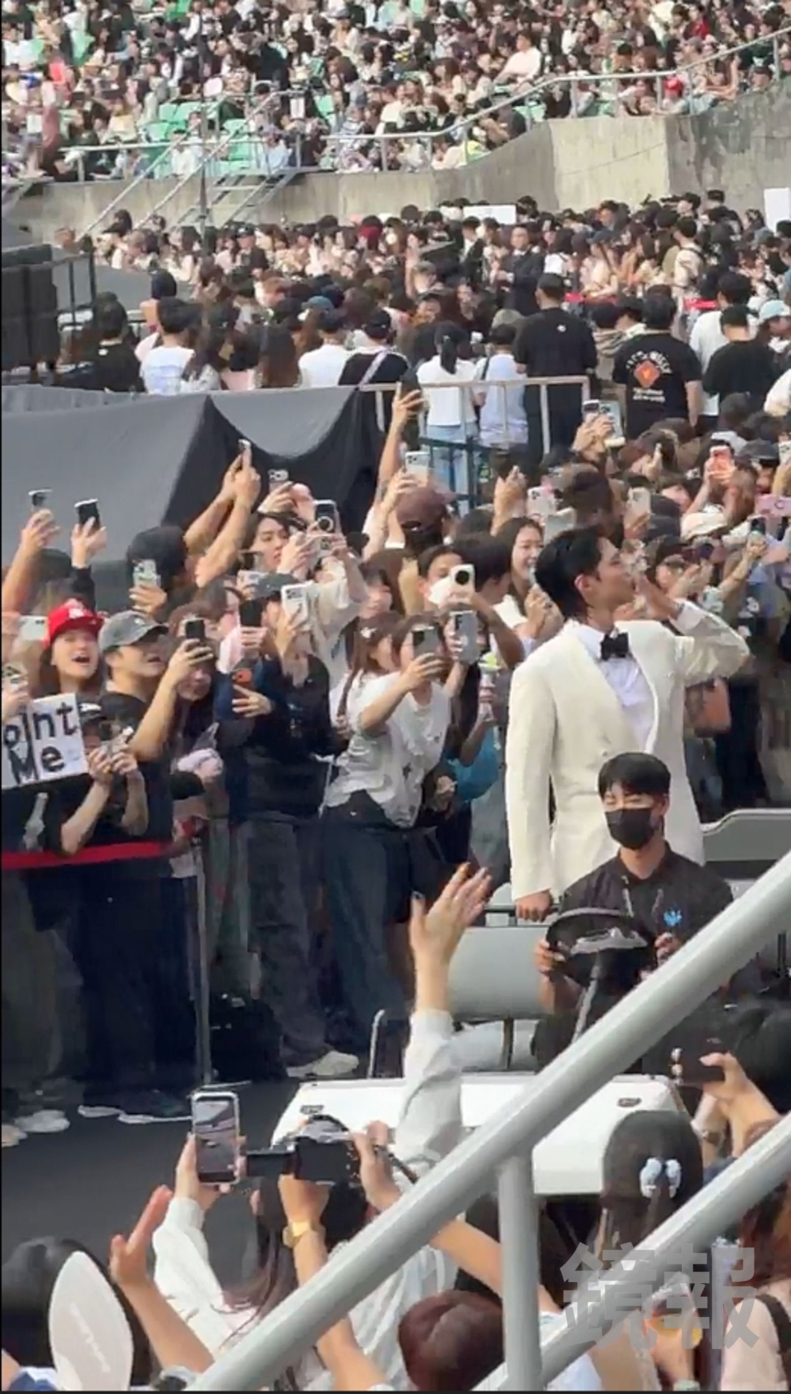 朴寶劍大方送上飛吻。讀者提供