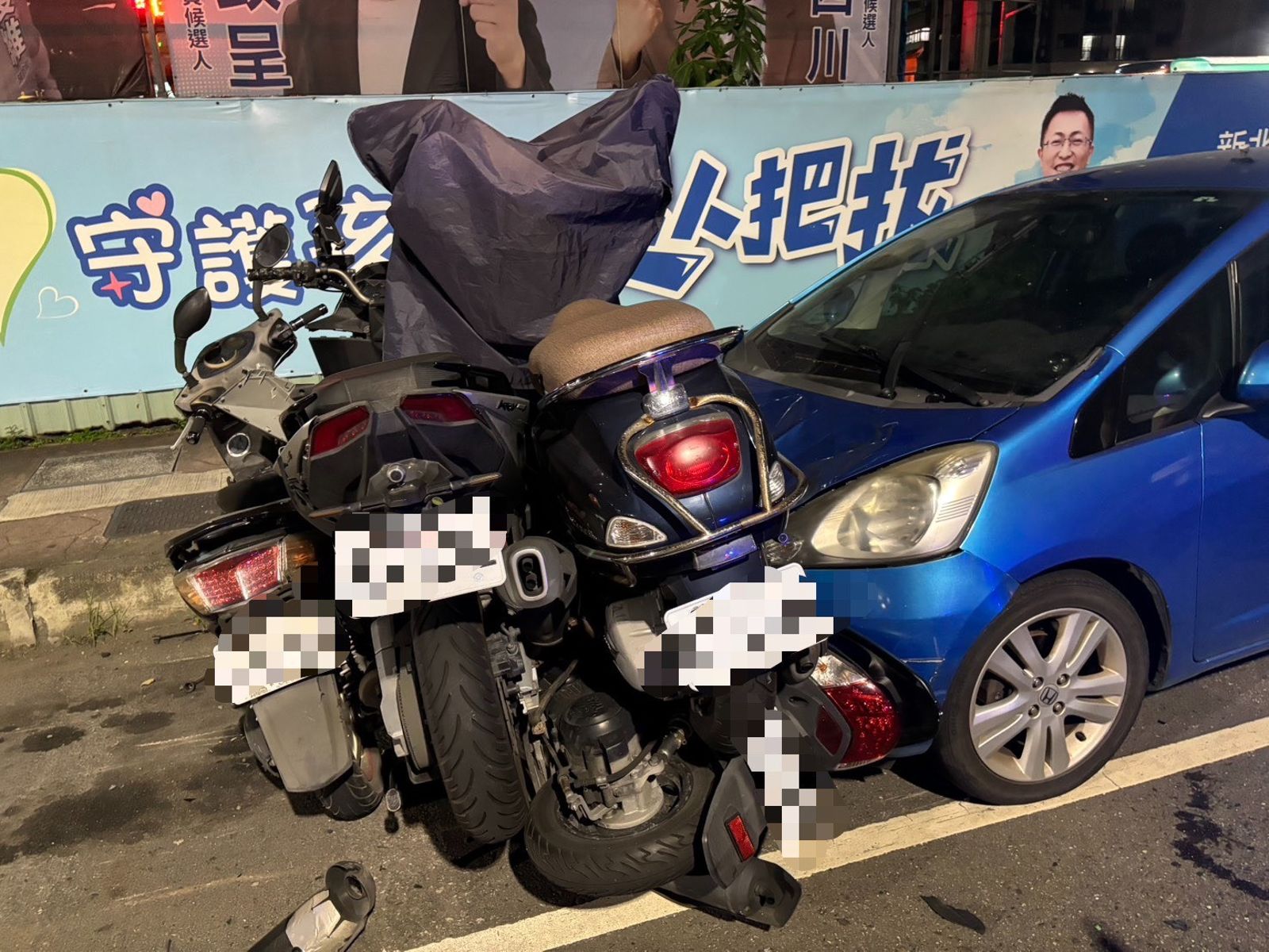 現場機車、汽車遭撞後擠成一團。圖/翻攝畫面