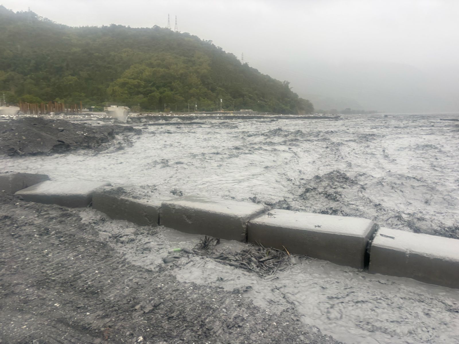 馬太鞍溪水位突暴漲！人員、機具緊急撤離　便道搶修進度受影響