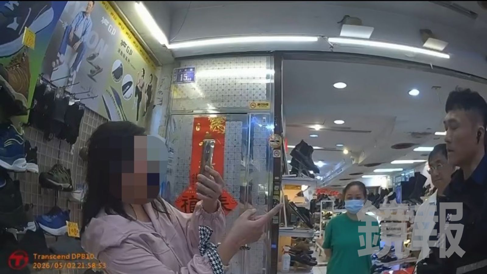 郭女最後以180元買到鞋子，這才滿意離開。翻攝畫面