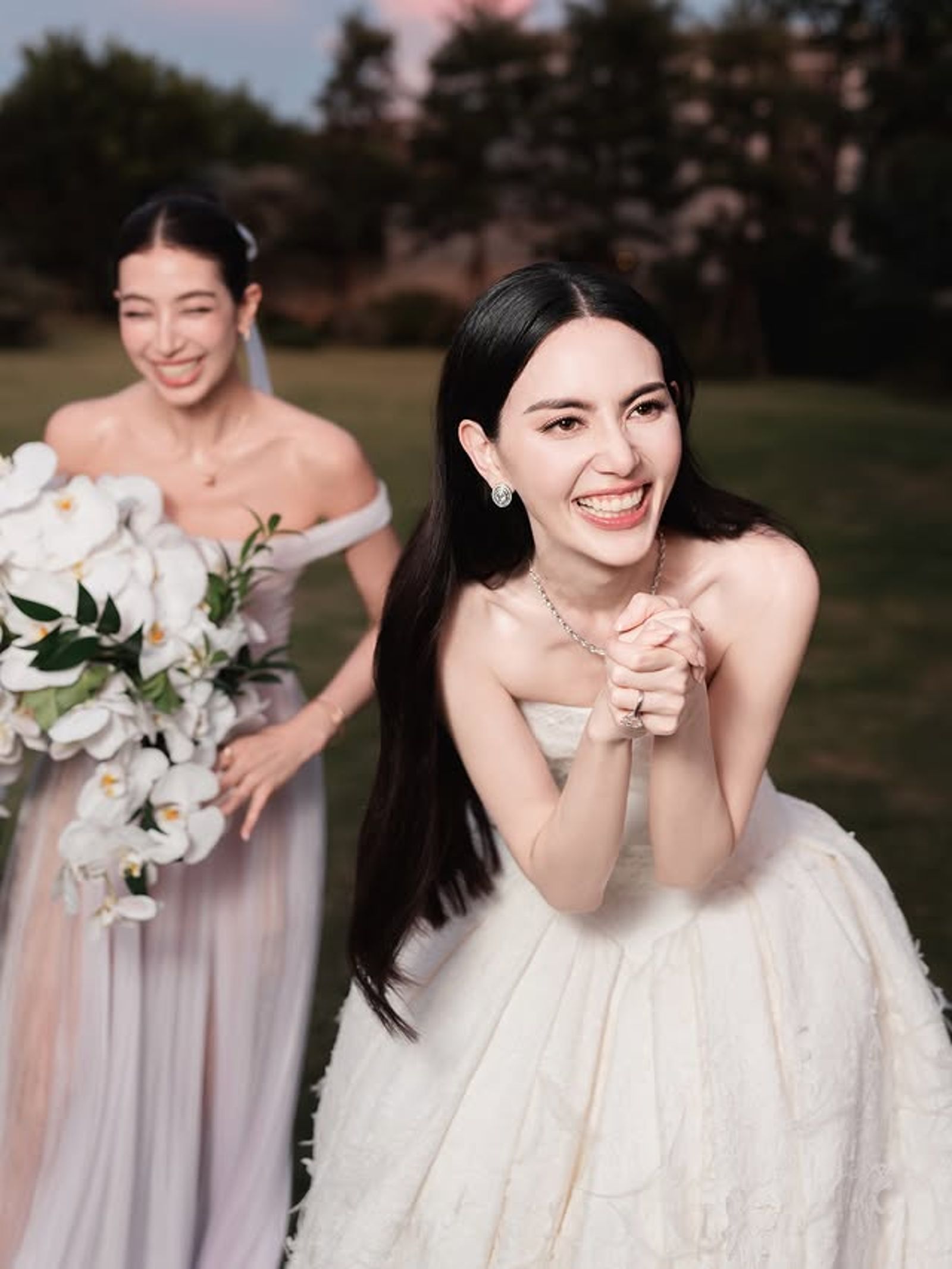 演員Mint（左）接到Mai的新娘捧花。翻攝IG@mint_chalida