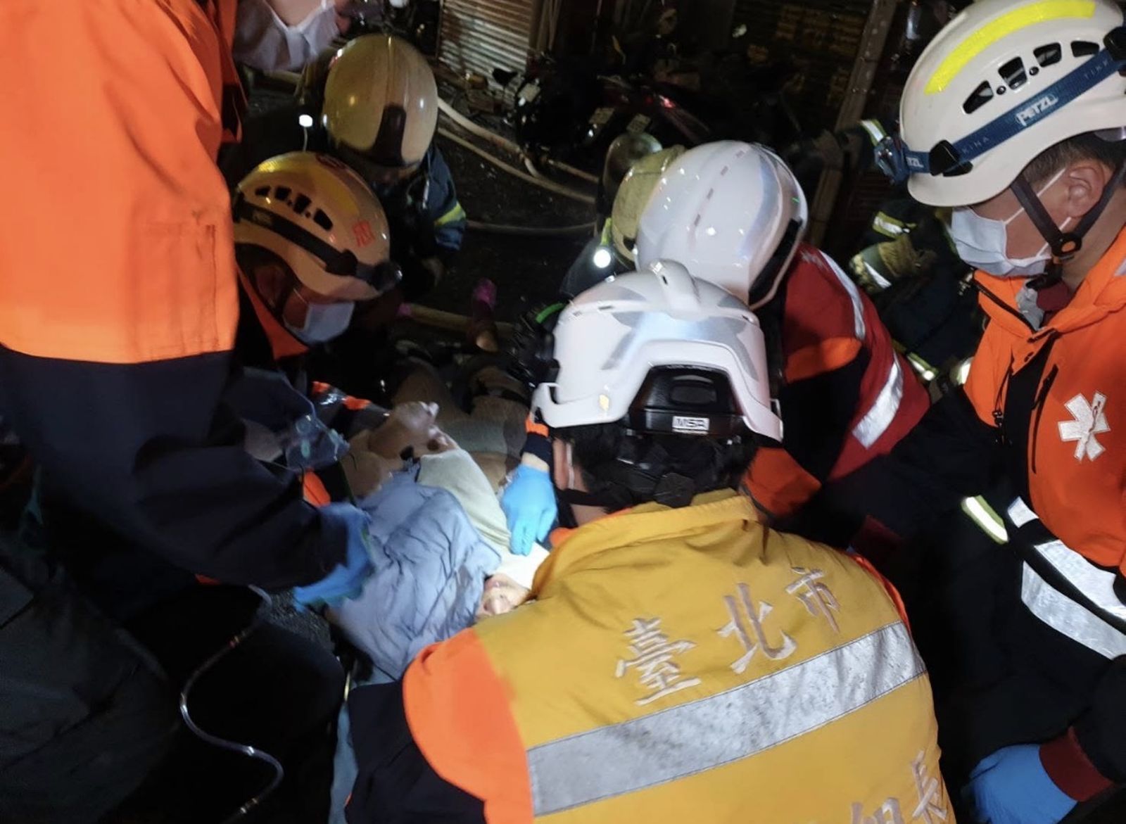 北市龍江路民宅4樓暗夜惡火　婦人逃死劫送醫