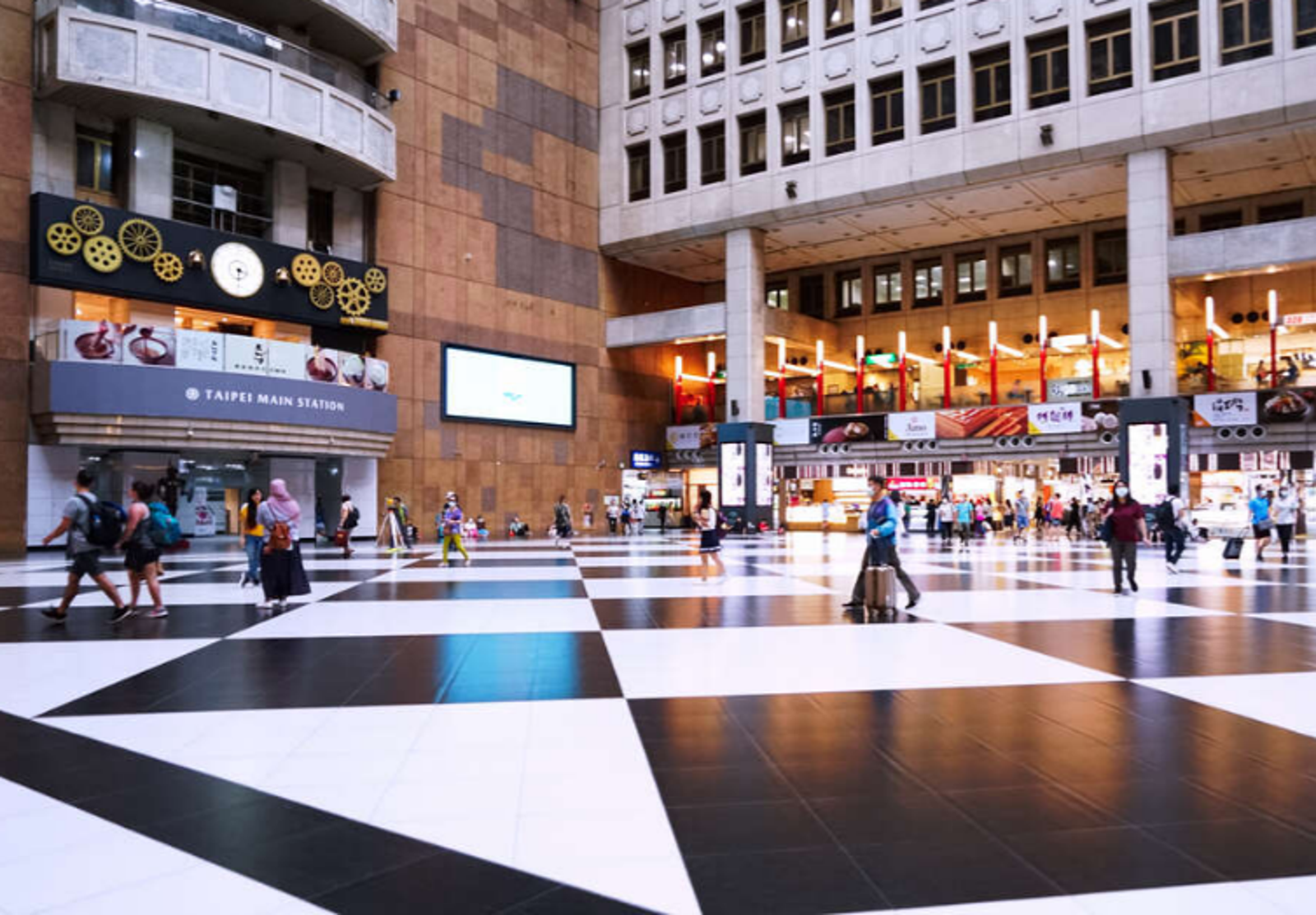 通緝犯喬裝北車街友…當眾性侵醉女10分鐘!柳采葳批:鐵警巡邏不夠頻繁