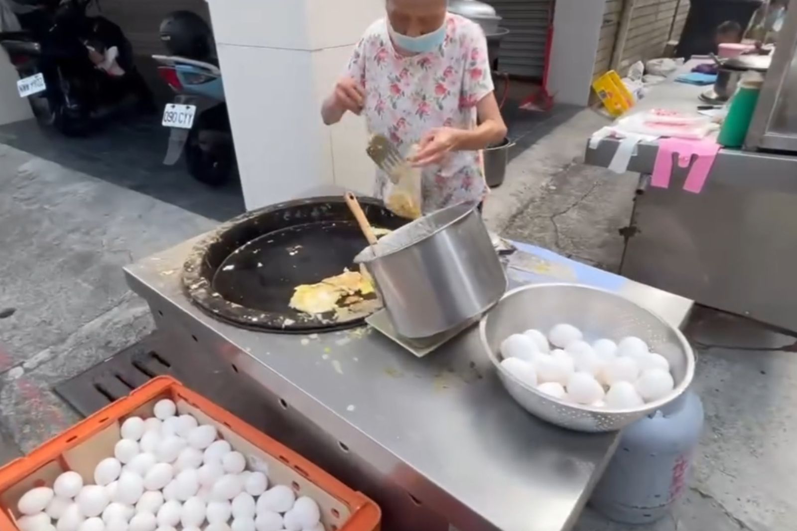高雄「通緝犯蛋餅」爆紅現排隊人潮　老闆娘苦收罰單：不好吃啦！