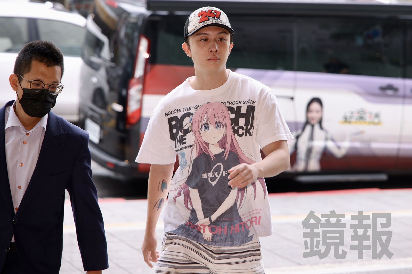 五條悟換小孤獨!孫安佐涉槍砲罪首開庭「動漫魂」藏不住 這回改穿《孤獨搖滾!》T恤