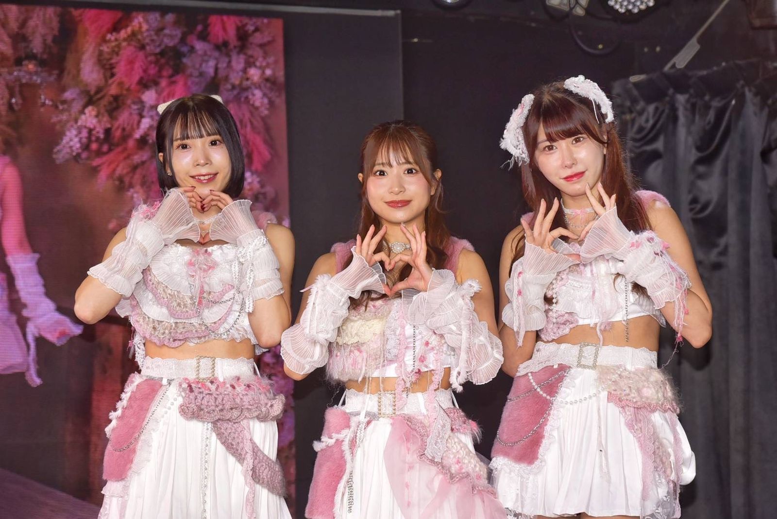 新生代偶像團體首來台「街頭發海報」 在四四南村開心拍照、想泡冷泉