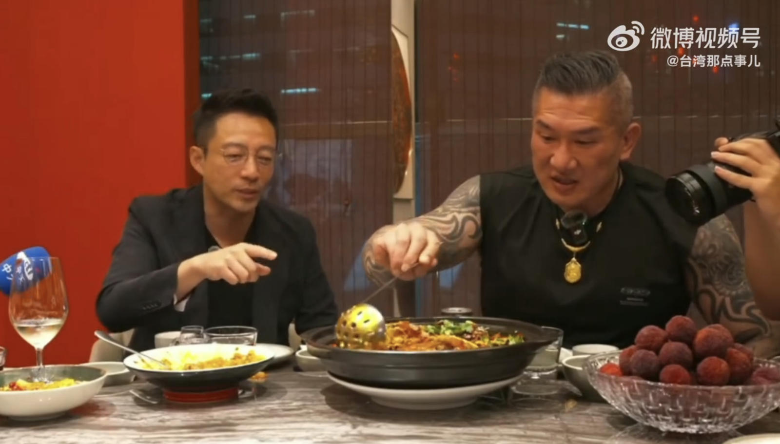 汪小菲（左）介紹菜色。翻攝台灣那點事兒微博