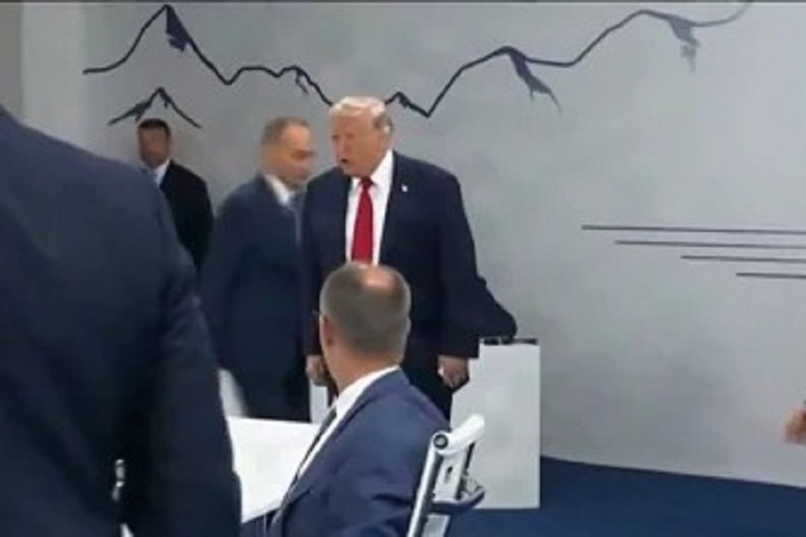 G7實境秀!川普咆哮「我是boss」 義總理變黑幫教母、巴西總統罵幕僚