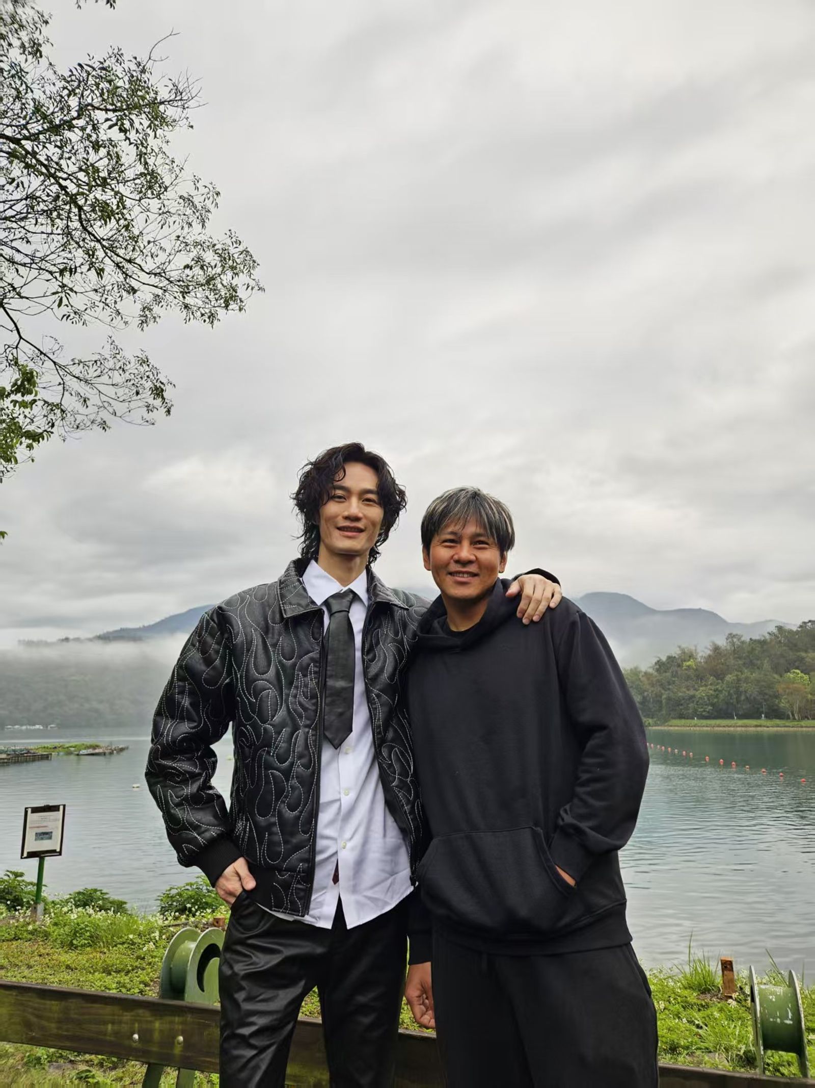 李英宏與導演合照。晝夜娛樂產業有限公司提供