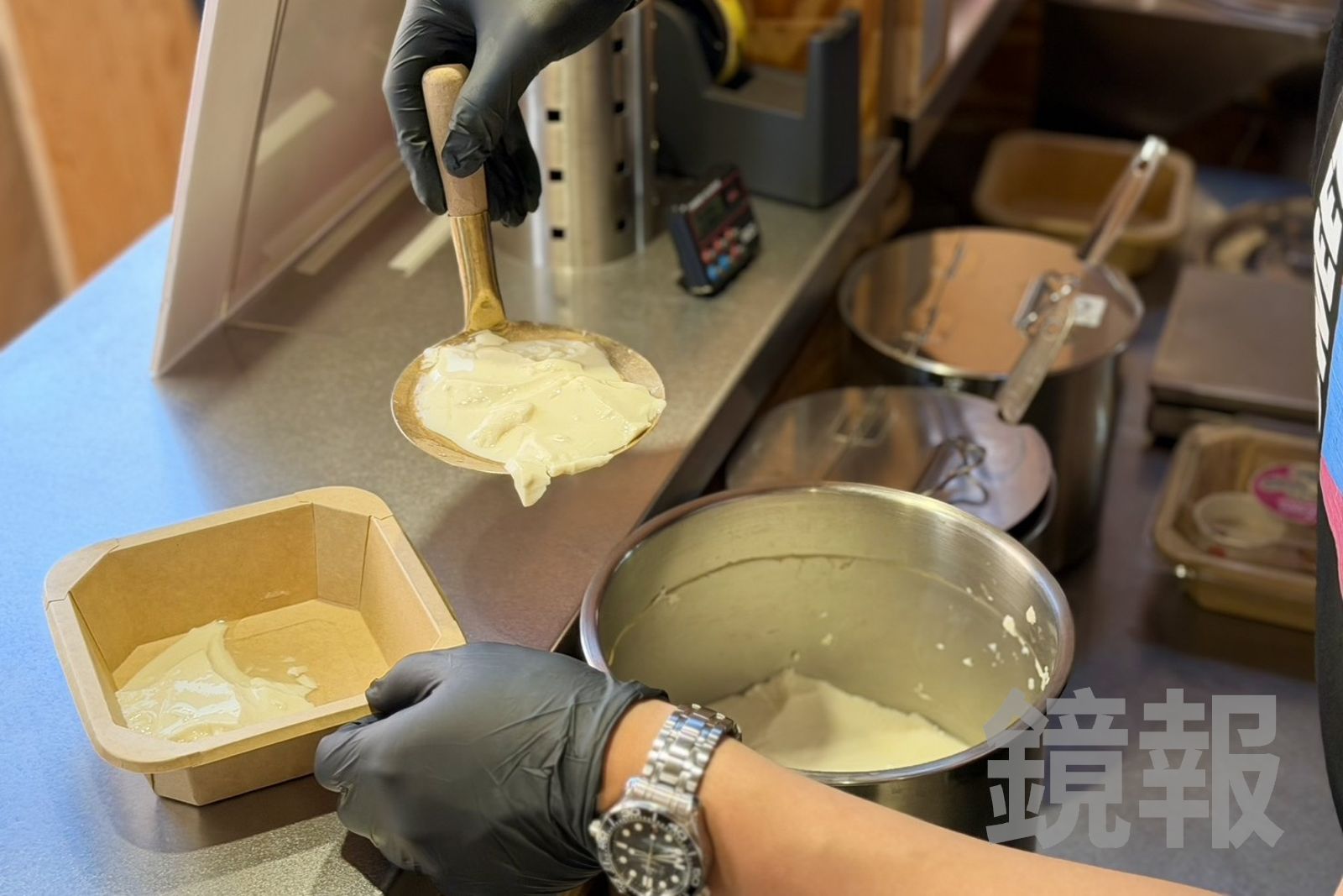 店家以非基改黃豆、傳統鹽滷凝結工法製作豆花，口感細緻綿密、豆香純淨。